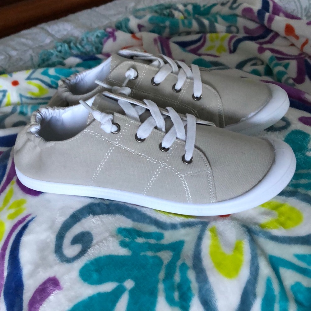 Mata Canvas Shoes - Sneaker/ Deck Shoe. NIB Khaki/ Sand Color